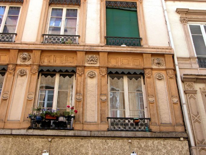 Bâtiment 1, façade sur rue, détail du 2e niveau.