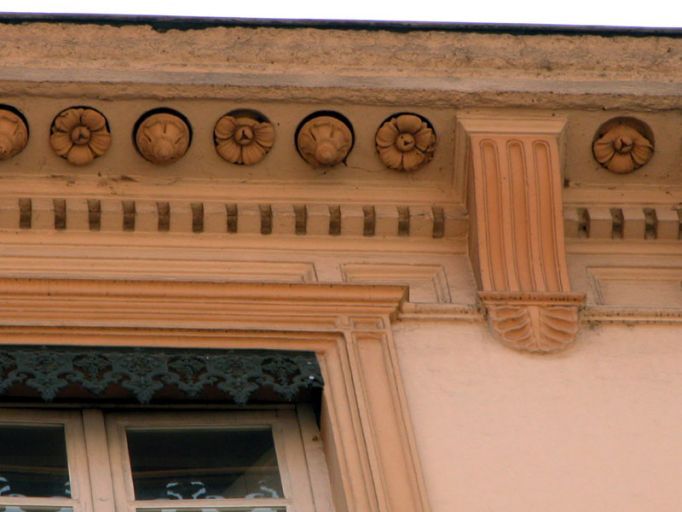 Bâtiment 1, façade sur rue, détail de la corniche.