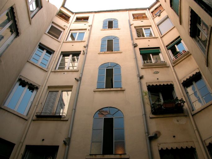 Bâtiment 1, façade sur la cour I, vue à partir des fenêtres du 4e niveau.