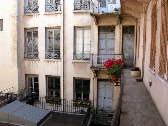 Bâtiment 2, façade sur la cour III, élévation des 2e et 3e niveaux.