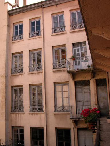 Bâtiment 2, façade sur la cour III, élévation des niveaux 3 à 5.