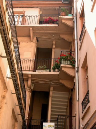 Bâtiment 3 vu depuis la cour III, élévation des niveaux 2 à 4 de la cage d'escalier.
