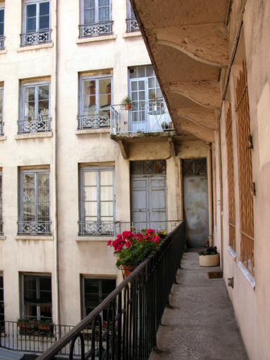 Bâtiment 3, coursière du 2e étage.