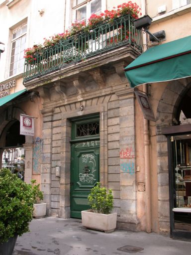 Façade principale, porte vue de trois quarts à droite.