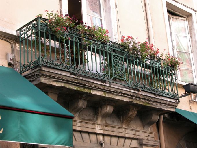 Façade principale, balcon.