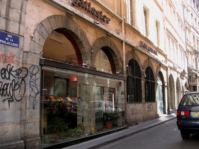 Façade sur la rue de la Poulaillerie, rez-de-chaussée.