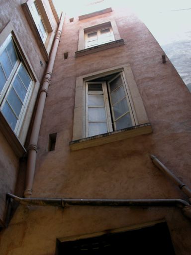 Cour, petit corps en retour.