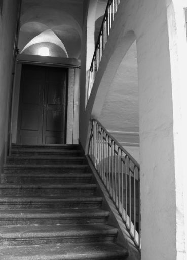 Escalier, vue depuis un repos vers un palier.