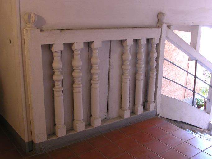 Escalier, palier du 4e étage, garde-corps en bois.