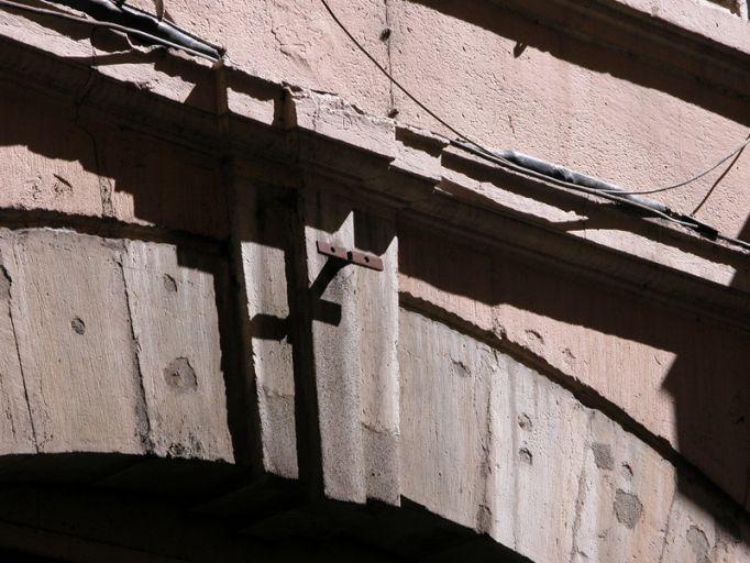 Façade, 1er niveau, détail de la clef de l'arc de la boutique de droite.