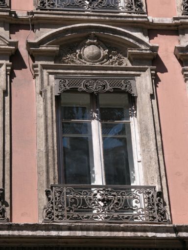 Façade principale, détail d'une fenêtre du 3e niveau.