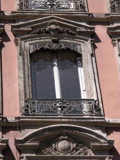 Façade principale, détail d'une fenêtre du 4e niveau.