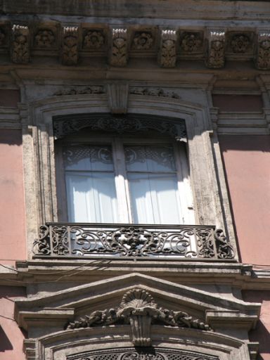 Façade principale, détail d'une fenêtre du 4e niveau.