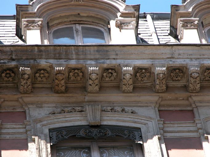 Façade principale, détail de la corniche.