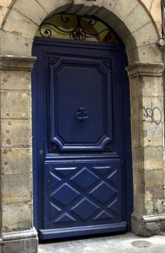 Façade, détail du vantail de la porte.
