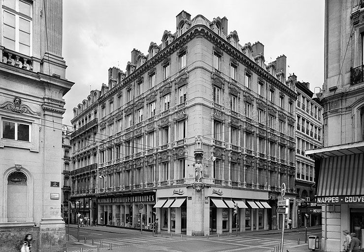 Vue générale des façades sur rue.