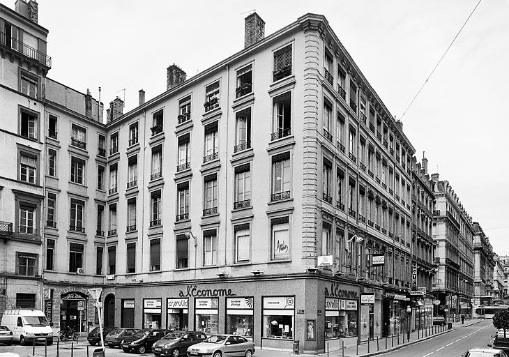 Vue générale des façades sur la place Meissonier et sur la rue Paul-Chenavard.