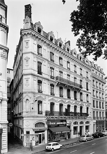 Vue générale de la façade principale sur le quai.