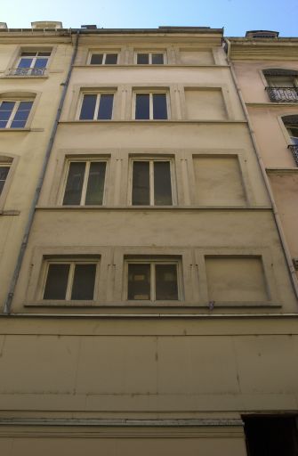 Façade sur rue, vue par-dessous.