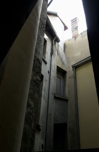 Partie haute de l'élévation sur cour et tour d'escalier.