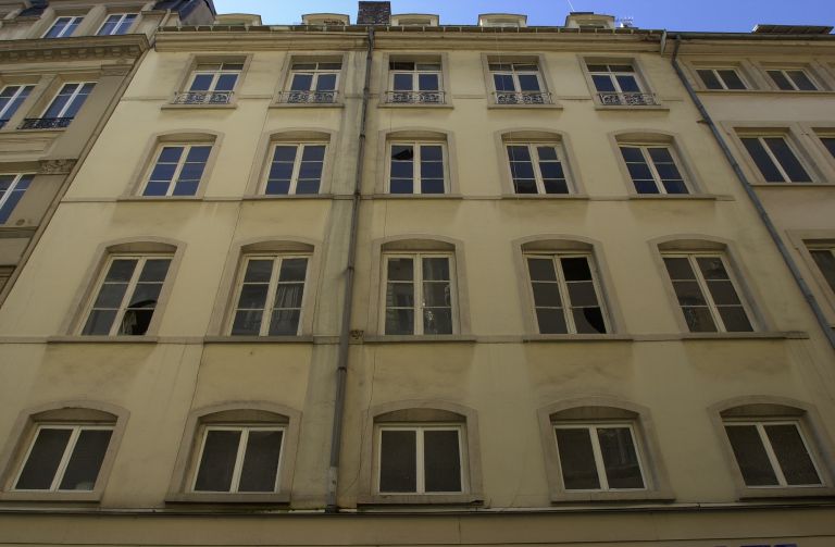 Façade sur rue, vue par-dessous à partir du niveau de l'entresol.