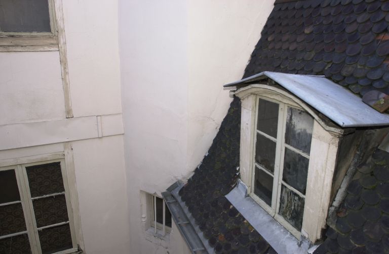 Cour orientale, lucarne du corps arrière et tour de l'escalier en vis.