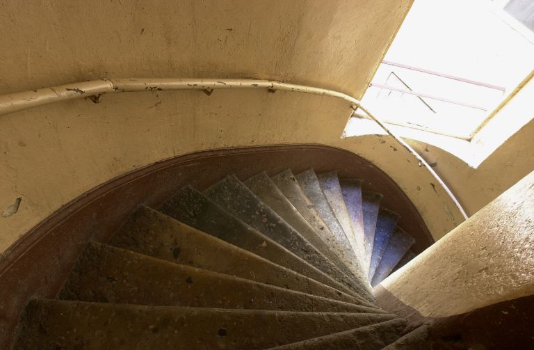 Escalier principal, montée du 2e étage.