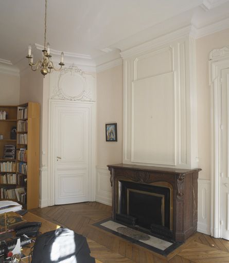 Ancien appartement du curé, chambre du curé, partie droite de l'alcôve et cheminée.