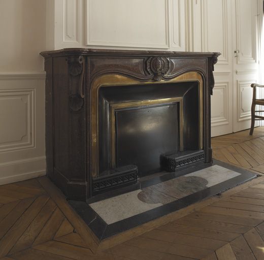 Ancien appartement du curé, chambre du curé, cheminée en marbre griotte rouge.