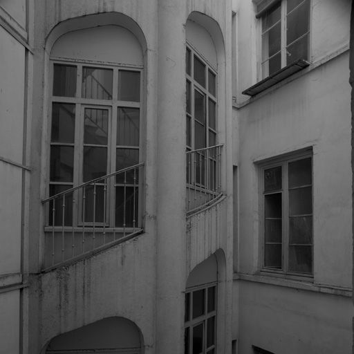 Petite cour, tour du petit escalier sur le côté ouest et élévation nord.