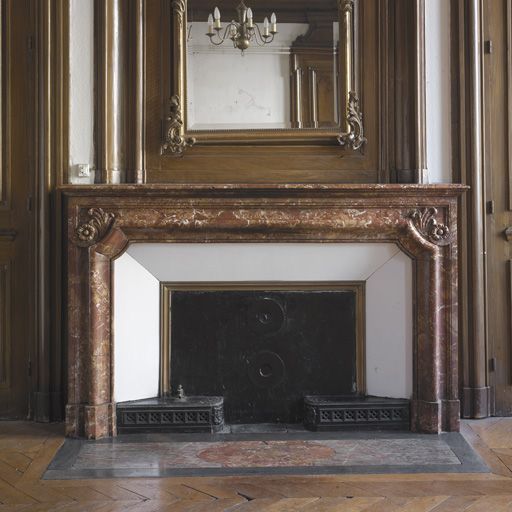 Ancien appartement du curé, grande salle à manger, cheminée en brèche rouge.