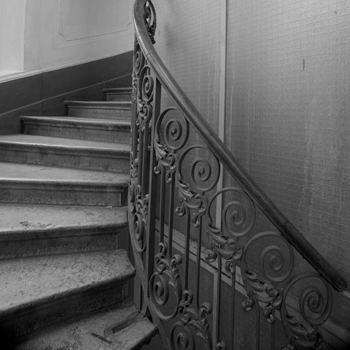 Escalier principal, détail de la rampe.