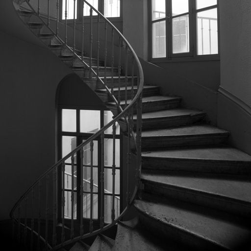 Petit escalier donnant sur la petite cour, vue d'un étage.