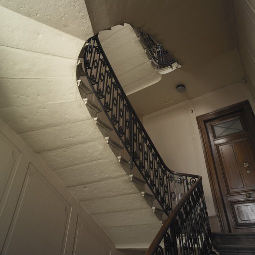 Escalier secondaire sur la rue Saint-Nizier, vue par-dessous d'un étage.