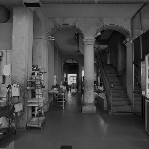 Corps entre les 2 cours, rez-de-chaussée commercial, vue depuis l'entrée sur la rue de la Poulaillerie, avec l'escalier desservant l'entresol.