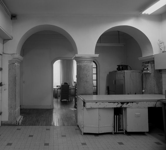 Partie nord, 1er étage, arcades ouvrant le mur de refend médian.