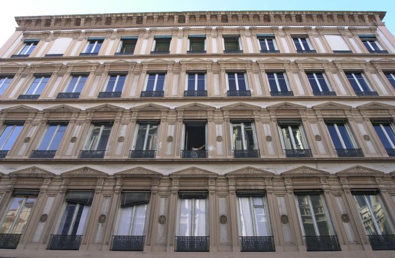 Façade rue des Bouquetiers, vue par-dessous.