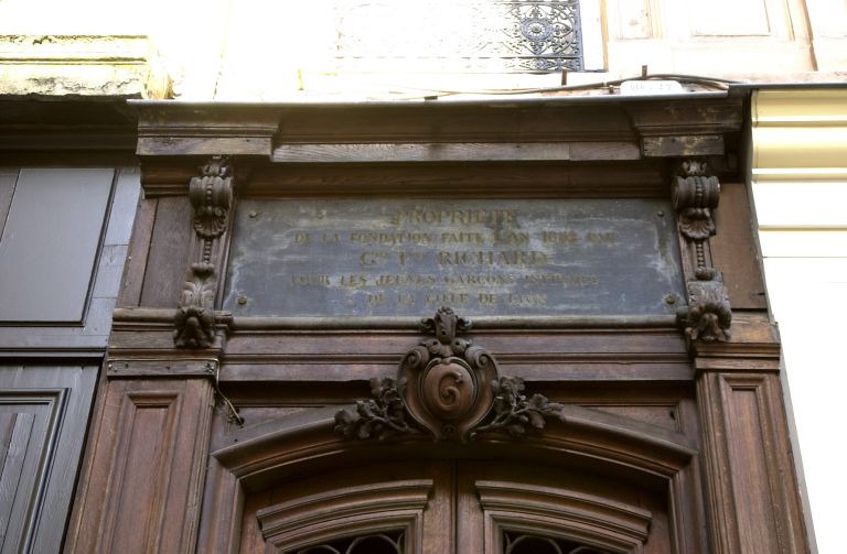 Façade place Saint-Nizier, porte, détail de l'inscription.