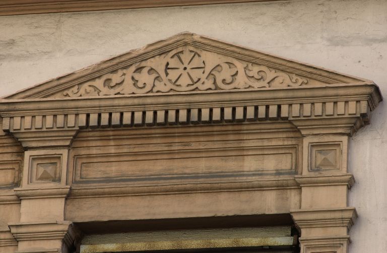 Façade sur la rue des Bouquetiers, 2e niveau, fronton de la dernière fenêtre.