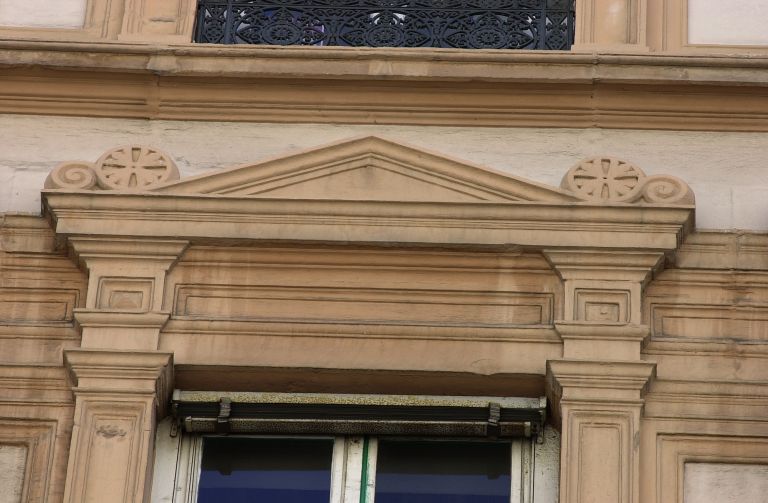 Façade sur la rue des Bouquetiers, 4e niveau, détail de la 8e fenêtre.