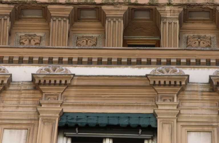 Façade sur la rue des Bouquetiers, 5e niveau, détail de la 8e fenêtre.