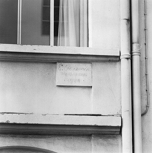 Détail plaque avec date portée et nom de l'architecte : 1924, Germain E. arch.