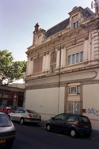 Vue nord, trace de l'ancienne enseigne.