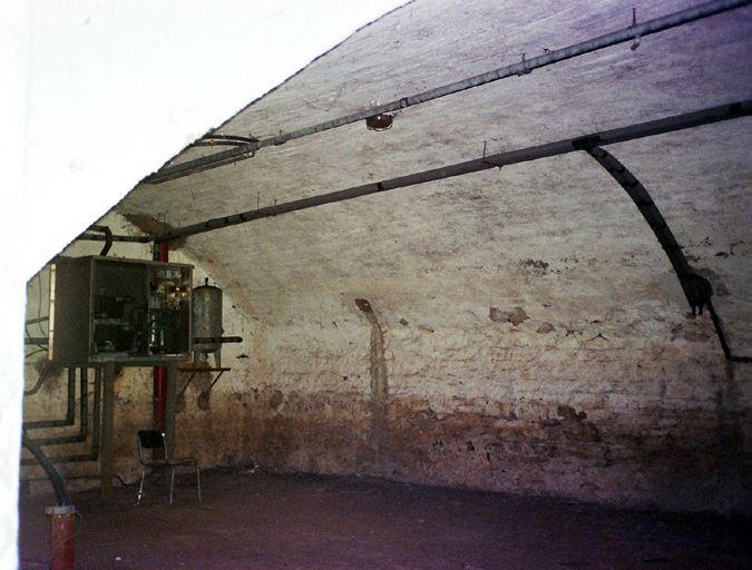 Vue sud-ouest des anciennes caves de stockage