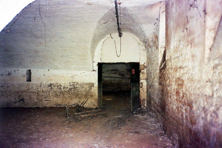Porte de communication entre caves