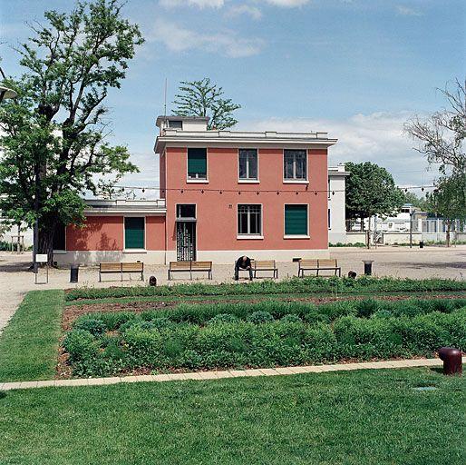 Vue est d'un pavillon