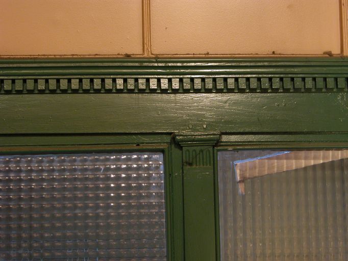 Rez-de-chaussée de l'escalier, repos, détail de l'entrée de l'ancienne loge de concierge.