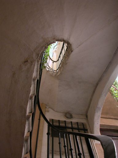 Vue par-dessous du 3e étage d'escalier.