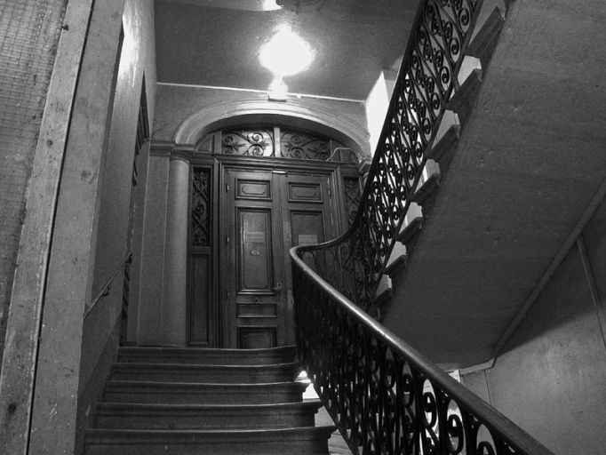 Escalier, vue vers le palier du 1er étage.