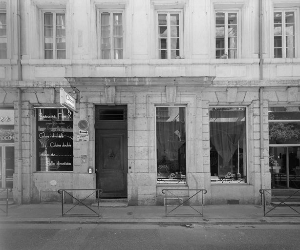 Façade, rez-de-chaussée, détail des travées centrales.